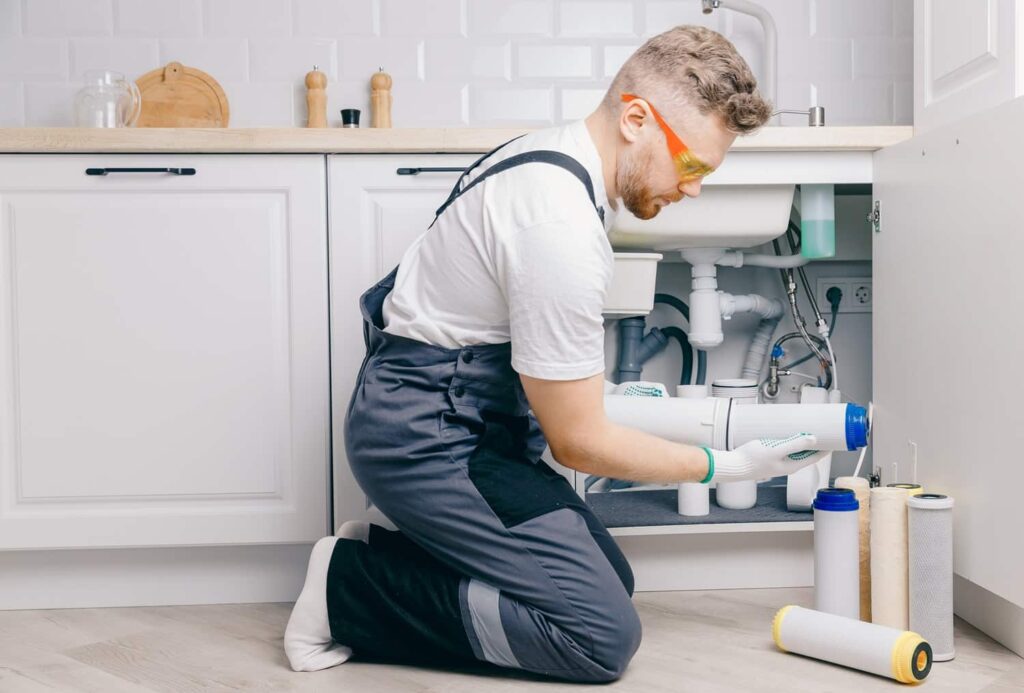 رضائی در حال تعویض فیلتر